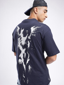 Camiseta de Manga Corta Azul Marino para Hombre con Diseño Abstracto Blanco en la Espalda, Corte Regular, Cuello Redondo, Estilo Casual, 100% Algodón Jersey - Product Image 1