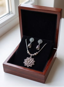 DIVYORO Ensemble de collier avec pendentif floral en laiton oxydé de style classique pour femmes - Product Image 2