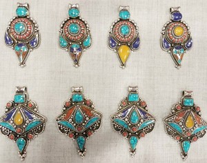 Pendentif en pierre corail en forme de cœur traditionnel en métal blanc Asthamangal Gift & Craft avec finition antique plaquée argent, cadeau unisexe - Product Image 3