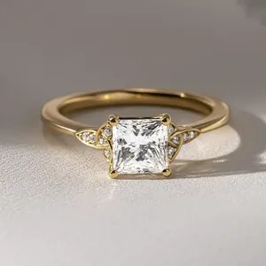 Anillo de compromiso de diamante talla princesa en oro macizo, estilo vintage, solitario con diamantes de acento para mujer y anillo de regalo para ella. - Product Image 3