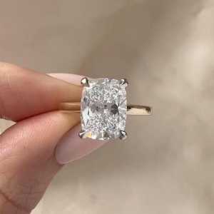 แหวนมอสซาไนต์ทรงคุชชั่น 2 กะรัต ทองคำเหลือง ประดับเพชรเม็ดเดี่ยวแบบมินิมอล ทรงเรเดียนท์คัท (E VVS) - Product Image 3