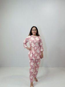 Elegante Conjunto Coordinado para Mujer con Estampado Floral Rosa Polvoriento, Top de Manga Tres Cuartos y Pantalones Rectos a Juego - Product Image 2