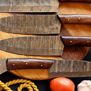 Ensemble de couteaux de cuisine en acier Damas sur mesure, fabriqués à la main, avec un motif distinctif et une construction robuste - Product Image 5
