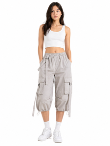 Pantalon Capri Cargo Gris Clair pour Femme, Taille Haute Élastique, Pantalon Utilitaire avec Détail de Sangle Réglable, Coupe Décontractée, Style Streetwear - Product Image 1