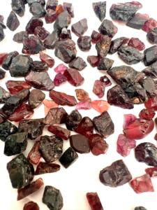 Pierre précieuse naturelle grenat rouge brut pour la fabrication de bijoux, haute qualité, effet étoile changeant de couleur, pierres lâches Rajasthan Gigli Rigli - Product Image 4