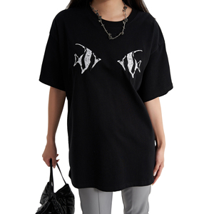 T-shirt personnalisable en polyester tissé noir et blanc 100 %, col rond, broderie de sequins de poisson, pour homme, vente en gros - Product Image 3