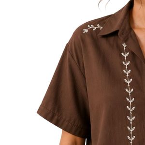 Camisa corta de lino bordada en color marrón personalizada para mujer, de manga corta, con botones, informal, para verano, con logotipo personalizado y etiqueta privada. - Product Image 3