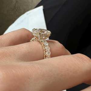Anillo de Compromiso con Diamante Ovalado de 5 Quilates E VVS2 Cultivado en Laboratorio, Anillo de Diamantes de Lujo de 7.2 CTW, Anillo de Propuesta con Incrustaciones de Diamantes, Certificado IGI - Product Image 4