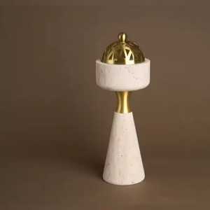 Porte-encens en marbre doré, base conique, section cylindrique, dôme supérieur, découpes géométriques, finition sphérique - Product Image 1