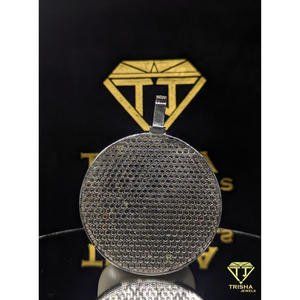 Colgante Redondo Personalizado con Nombre, Completamente Cubierto con Diamantes Moissanite VVS, en Plata de Ley 925, Joyería Hip Hop de Trisha Jewels - Product Image 5