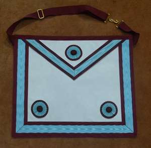 ชุดเครื่องราชอิสริยาภรณ์ฟรีเมสัน ยี่ห้อเนสตา สปอร์ต ประกอบด้วยผ้ากันเปื้อนปักลาย, ปลอกคอ, สายสะพาย, ปลอกคอแบบโซ่ และอุปกรณ์เสริมสำหรับพิธีกรรม - Product Image 2