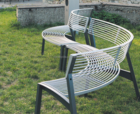 Banc de jardin incurvé de type moderne, en acier, avec dossier en bois, style antique, inhabituel, long, pour l'espace public