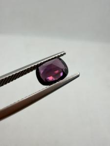 Spinelle naturelle violette foncée de 1,72 ct, taille coussin, non chauffée, de Ceylan, pierre précieuse en vrac avec jeu de couleurs, sans trou pour la joaillerie - Product Image 3