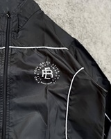 Ensemble de survêtement coupe-vent en nylon noir personnalisé pour homme, veste à col montant et fermeture éclair intégrale, pantalon de survêtement assorti avec passepoil blanc contrastant