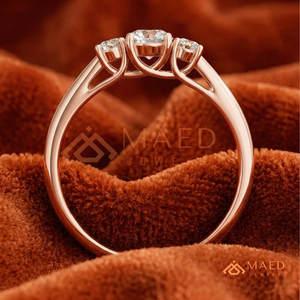 Bague en or rose ronde à trois pierres – Alliance de fiançailles romantique en or rose – Bague romantique en or rose - Product Image 3