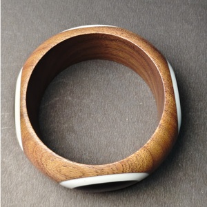 Bracelet en bois tourné à la main à profil large avec incrustation audacieuse en résine monochrome - Style ethnique contemporain, bracelet écoresponsable - Product Image 4