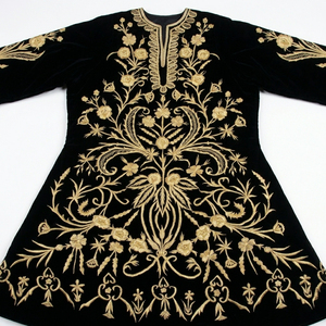 Chasuble liturgique en velours noir avec broderie florale dorée et manches trois quarts - Product Image 5