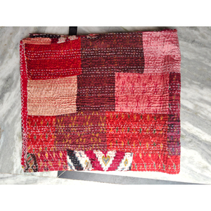 Couverture Kantha en patchwork faite à la main, rouge, en coton, réversible, pour lit, décoration intérieure, cadeau pour elle - Product Image 1