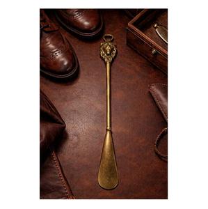Cuchara para zapatos de latón premium hecha a mano con mango largo, ideal para botas, zapatillas, zapatos formales y uso diario. - Product Image 1