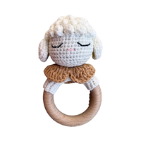 Hochet en bois tricoté au crochet en coton doux de haute qualité, motif animal Labbu Ring, pour bébé Bambini, couleur ivoire, modèle Bubu Bunny, par Indian Consigners