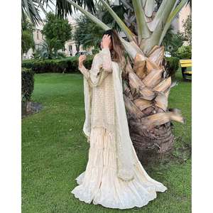 Ensemble de vêtements de fête pour femmes de créateur haut bas Dupatta avec travail de séquence de broderie - Product Image 3