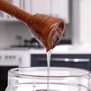 Pot à miel en verre avec couvercle en bois et cuillère distributrice : Rangement rustique pour la cuisine - Product Image 6