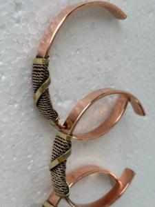Bracelet manchette en cuivre fait main avec détail en fil torsadé, ajustable, bijou artisanal en métal pour la mode - Product Image 3