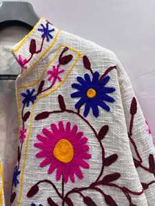 เสื้อแจ็คเก็ตผ้ากำมะหยี่ซูซานีพิมพ์ลายผ้าฝ้ายบุซับในนุ่มระบายอากาศได้ดีสำหรับฤดูใบไม้ร่วงและฤดูหนาว ปักลายดอกไม้ด้วยมือ ทรงปกติ ขายส่ง - Product Image 3