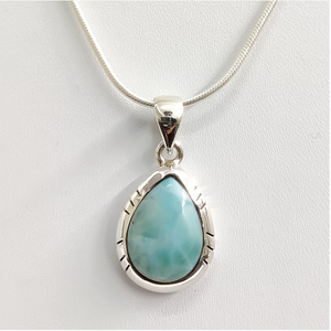 Pendentif personnalisé en argent 925 avec une grande pierre Larimar pour un usage unisexe - Fabricant de bijoux en argent en gros - Product Image 2