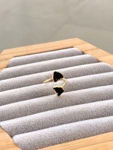 Bague ouverte ajustable en tourmaline noire naturelle plaquée or, faite à la main, bijou statement en cristal noir pour femme, vente en gros - Product Image 6