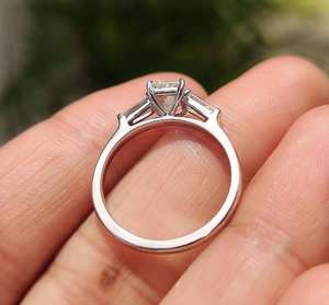 Bague de fiançailles de luxe en diamant taille radiant à trois pierres avec diamants latéraux baguette effilés, design élégant de bijoux fins pour mariée - Product Image 4