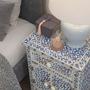 Table de chevet moderne en bois massif à motifs bleus et blancs avec tiroir et portes pour chambre à coucher - Product Image 3