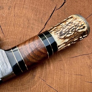 Couteau de chasse artisanal en acier Damas, lame fixe à pointe tombante, manche en bois avec accents en corne, étui en cuir - Product Image 6
