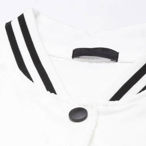 Chaquetas Varsity Personalizadas para Mujer del Fabricante OEM con Mangas de Cuero Transpirable, Bordado Personalizado al por Mayor - Product Image 6