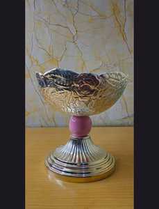 Bol sur piétement en métal argenté, orné de roses en relief, fait main |   Plat à fruits décoratif finition antique avec accent en résine rose pour la décoration intérieure - Product Image 3