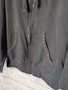 Fournisseur d'usine de sweats à capuche OEM avec rivets, sweat à capuche en coton épais de haute qualité avec embellissements en rivets, streetwear tendance, personnalisation de la marque - Product Image 3