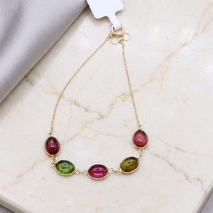 Bracelet station en or jaune 18 carats avec cabochon ovale naturel et tourmalines multiples serties clos, Memoria Jewels, vente en gros - Product Image 6