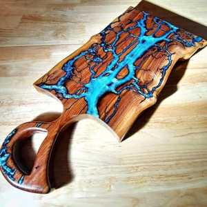 Planche à charcuterie artisanale en bois d'acacia et résine bleu océan profond, plateau de service en époxy motif vague marine, grande assiette à fromage en bois, vente en gros - Product Image 1