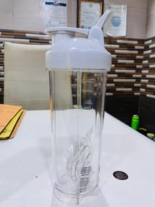 พลาสติกใสสำหรับฝาปิดแบบมีบานพับสีดำ ปลอดสาร BPA เคลือบป้องกันการกัดกร่อน กันน้ำ ใช้กับเครื่องล้างจานได้ เหมาะสำหรับใช้ในยิมและการเดินทาง ขนาด 700 มล. - Product Image 3