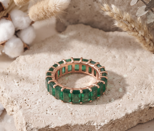 Bague éternité en or rose 14 carats avec diamant taille émeraude et sertissage à griffes, bijou personnalisé pour femme - Product Image 6