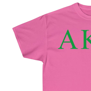 Camiseta con letras AKA en rosa y verde, estampado gráfico AKA, cuello redondo, manga corta, algodón, ropa informal para hermandades. - Product Image 2