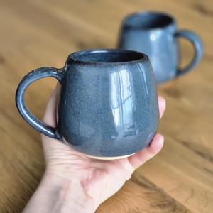 Taza de Cerámica Artesanal con Esmalte Efecto Océano Profundo, Silueta Curva, Asa Ergonómica, Retención Térmica para una Experiencia de Bebida Superior - Product Image 6