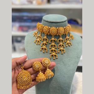 Ensemble collier ras-de-cou et boucles d'oreilles ethniques plaqué or avec pierres de cristal et strass pour femme, style traditionnel Maharashtra, idéal pour mariage - JeweleMarket - Product Image 1