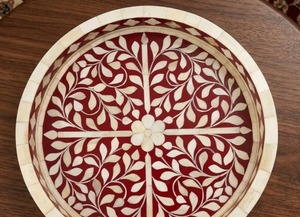 Plateau de service décoratif rond de luxe fait main en os incrusté rouge, plateau de table basse floral, plateau ottoman, plateau de service en bois pour le thé et le petit-déjeuner - Product Image 2