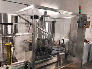 Machine automatique de bouchage et de scellage à huit têtes ROPP/à vis pour bouteilles en verre et en PET, qualité export - Product Image 1