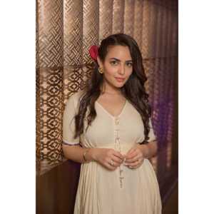 Robe blanche Daisy Silver, silhouette trapèze, tissu en mousseline, taille naturelle - Product Image 1