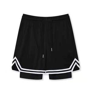 Shorts de sport double couche en maille unie 100 % polyester personnalisables respirants pour homme, séchage rapide, écologiques, taille mi-haute - Product Image 3