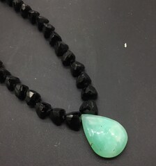 Collier en pierres précieuses de 425 carats en chrysoprase naturelle et fusion de spinel noir pour la fabrication de bijoux fins - Product Image 6