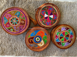 Bolso de Hombro Hecho a Mano de Cuero de Cabra, Bolso de Cantina con Bordado de Rajasthani, Multicolor Tradicional, Vintage, 9x9 Pulgadas - Product Image 4