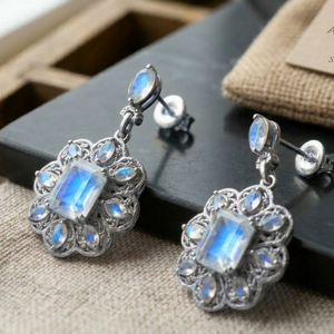 Pendientes de gota de arcoíris blancos naturales con plata de ley 925 y joyería de diseño chapada en oro de 18 quilates - Product Image 1